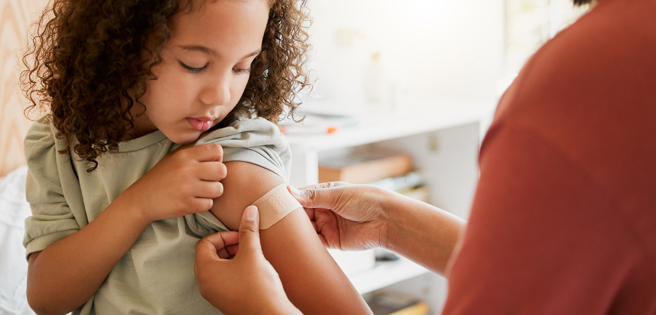 Visuel d'un enfant en consultation chez un médecin pour se faire vacciner